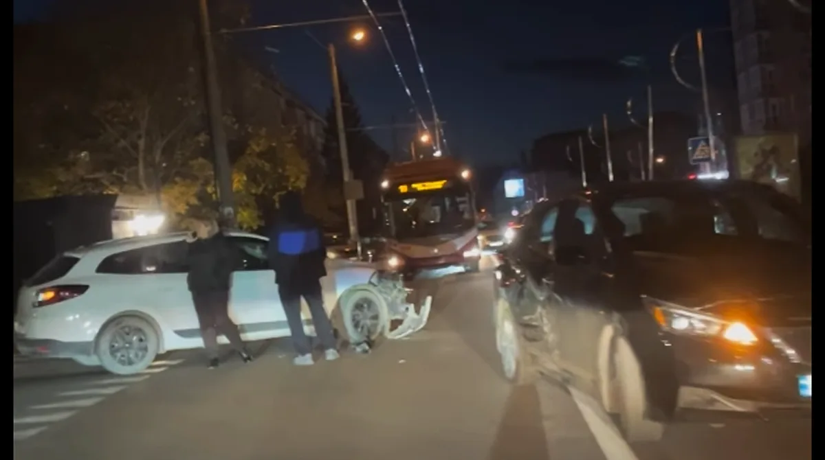 Нічна дорожня аварія з тролейбусом і двома автомобілями