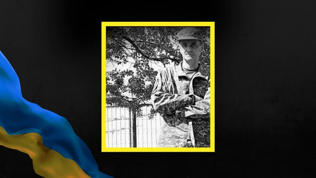 Український військовий у камуфляжі біля дерева