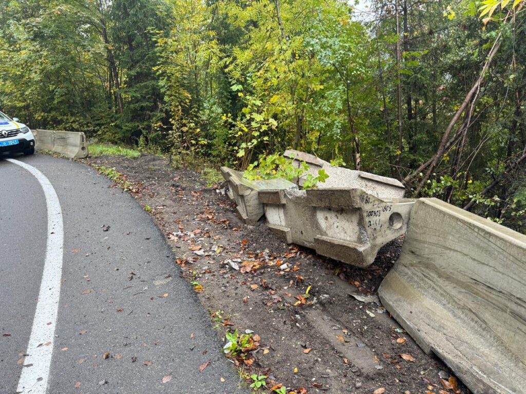 Дорожня аварія на шосе серед лісу