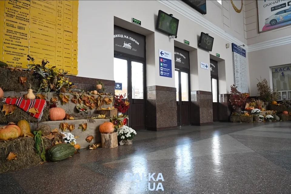 Осінні прикраси з гарбузами на залізничному вокзалі