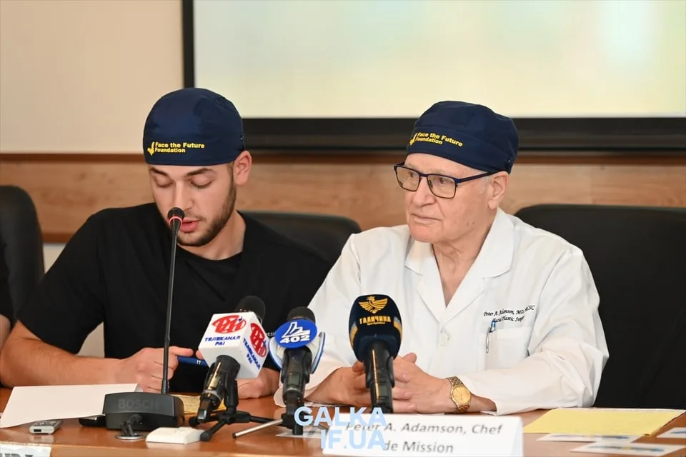 Лікарі проводять пресконференцію у медичному центрі