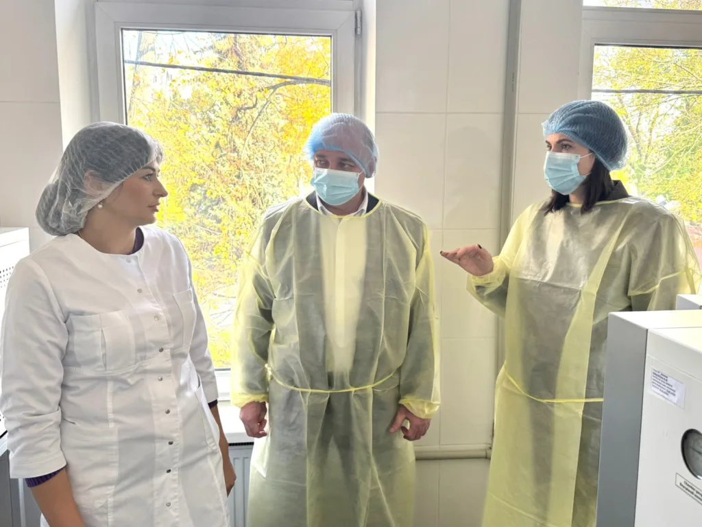 Медичні працівники спілкуються в лабораторії