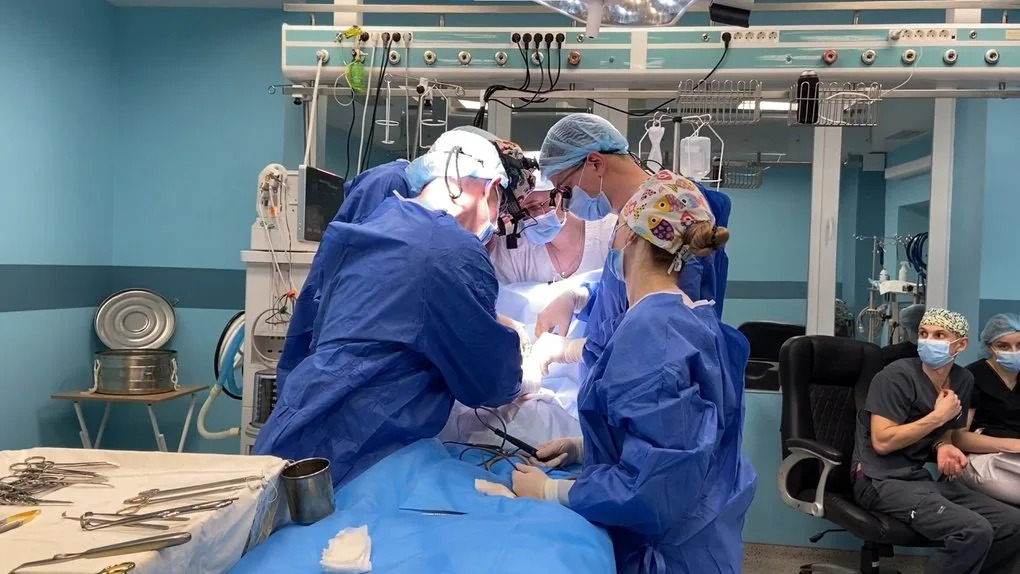 Хірурги проводять операцію в сучасній операційній