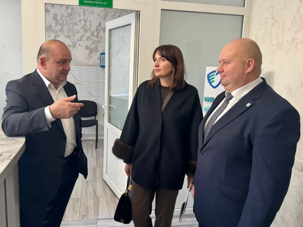 Троє людей спілкуються в офісі медичного центру