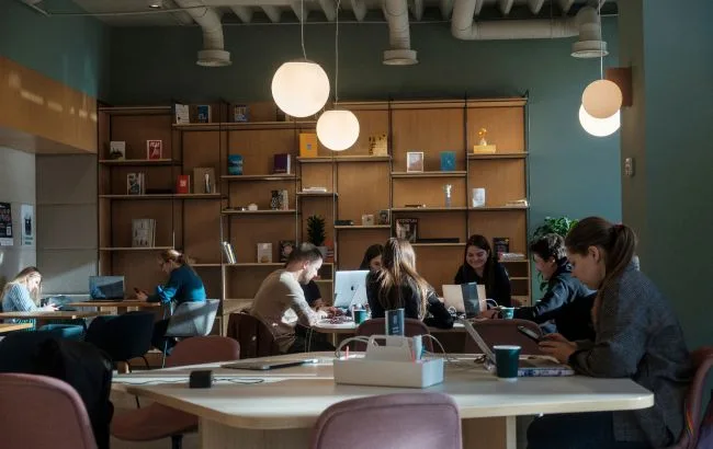Люди працюють за ноутбуками у коворкінгу
