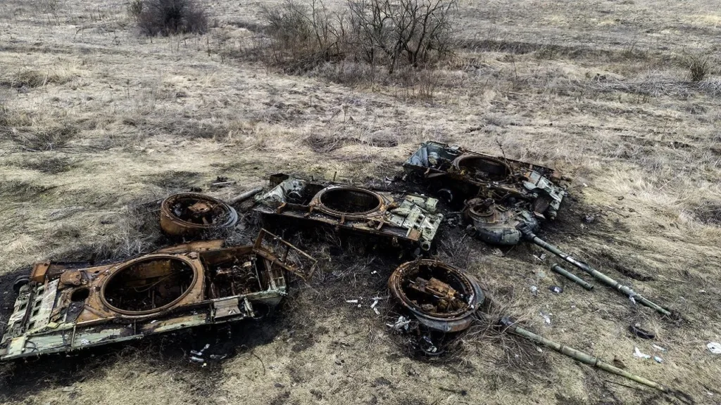 Зруйновані танки на сухому полі