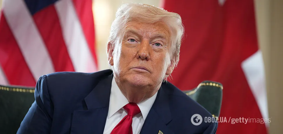 Чоловік у костюмі з американським прапором на тлі