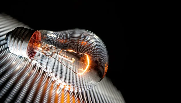 Світлова лампа на темному фоні