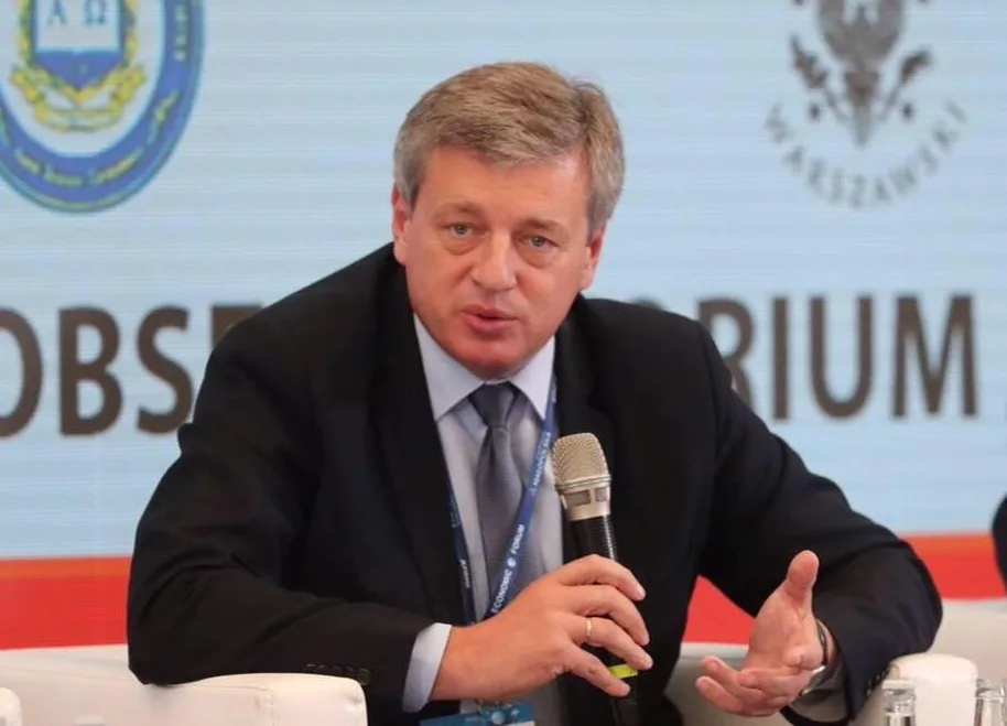 Чоловік говорить на конференції з мікрофоном