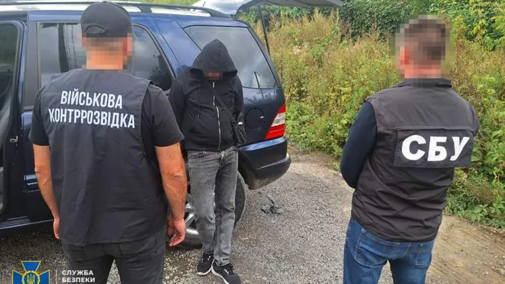 Затримання СБУ біля автомобіля на дорозі