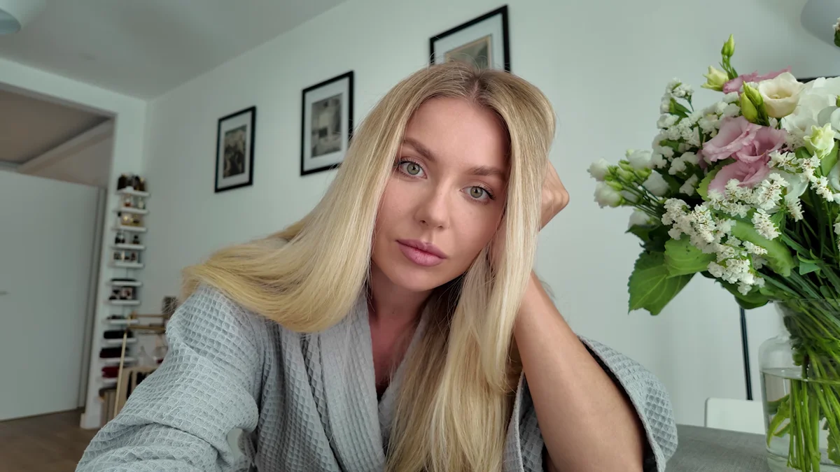 Відома українська блогерка оскандалилася через фото з прапором "ЛНР"