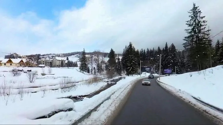 Засніжена дорога в гірському селищі взимку