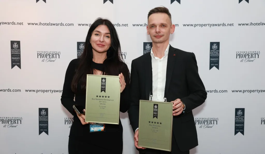 Переможці отримують нагороди на церемонії Property Awards