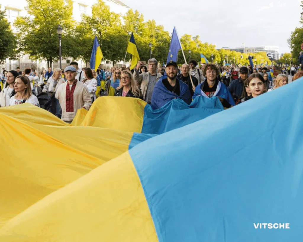 Люди з українськими прапорами на мирній ході