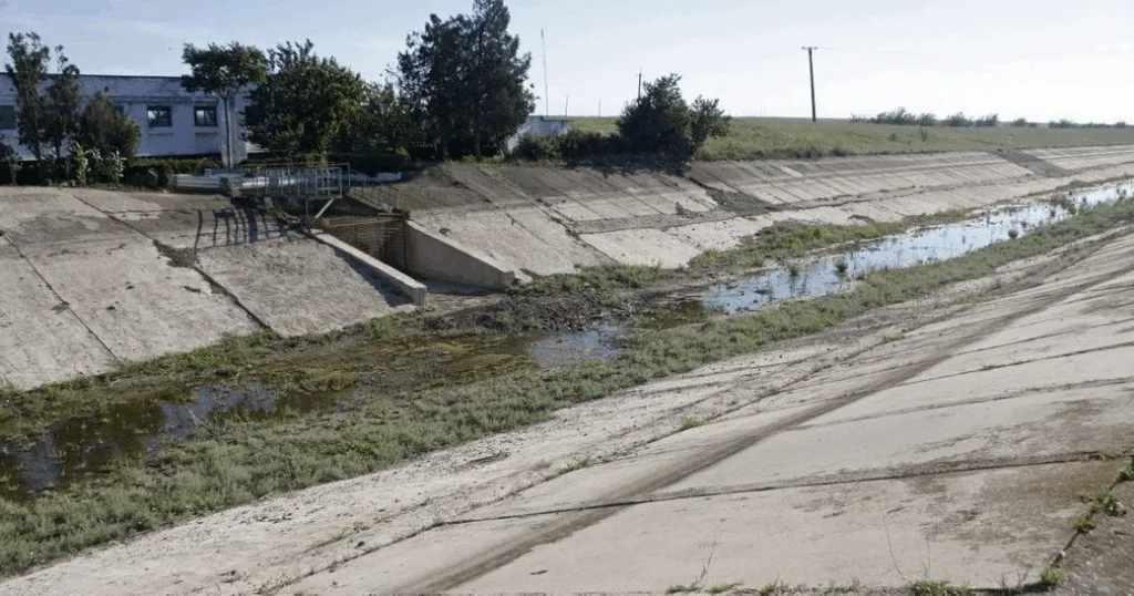Мілкий бетонний канал з невеликою кількістю води