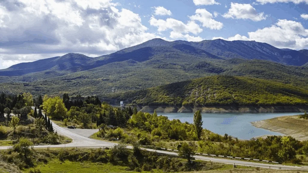 Гірський пейзаж з лісом і блакитним озером