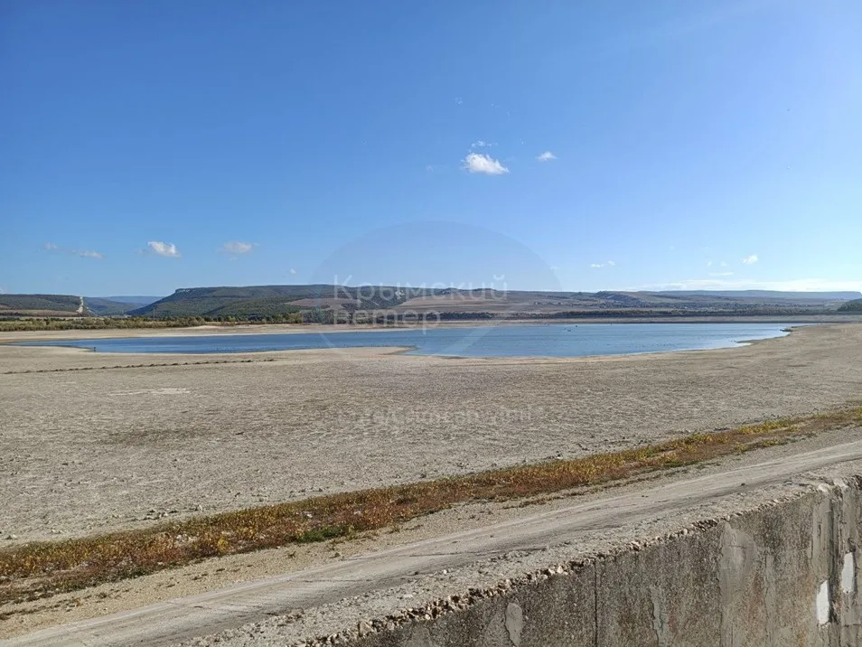 Посушливе озеро серед гірського краєвиду