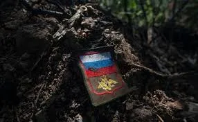 Російський військовий шеврон лежить на землі