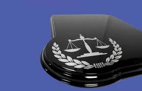 Судові ваги символ правосуддя на чорному фоні