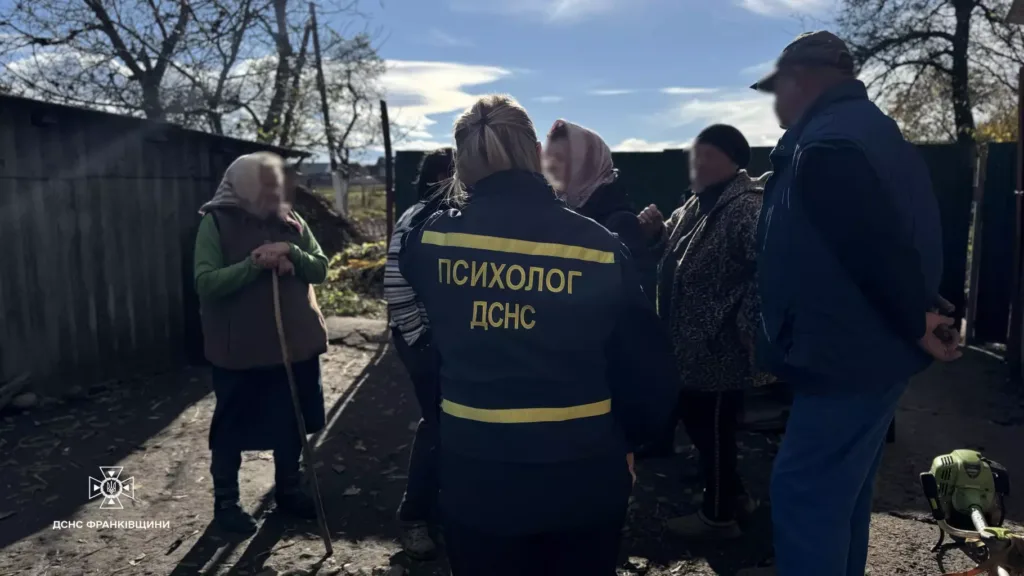 Психолог ДСНС спілкується з місцевими мешканцями