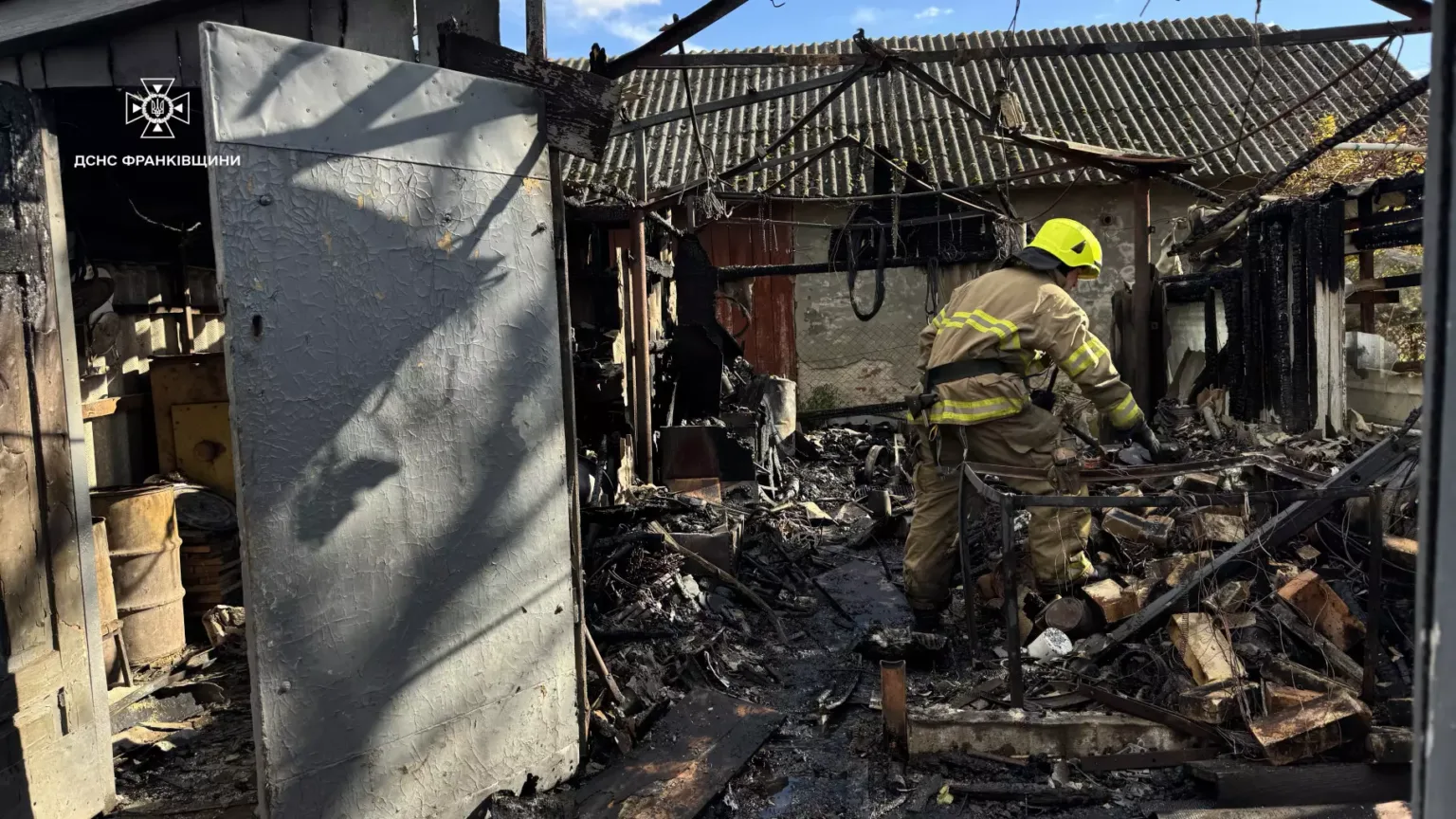 Пожежник розбирає зруйновану після пожежі будівлю