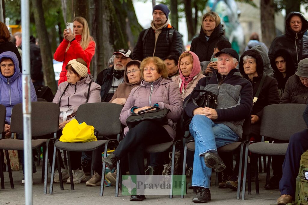 Люди сидять на вуличному заході в парку.