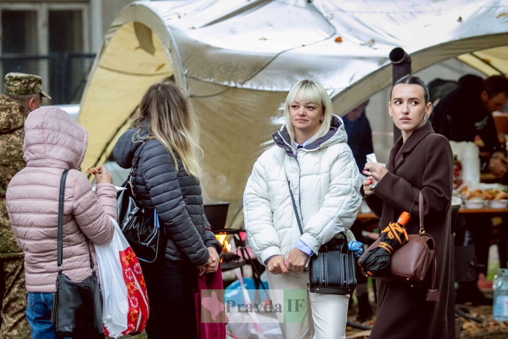 Люди біля армійського намету на вулиці.