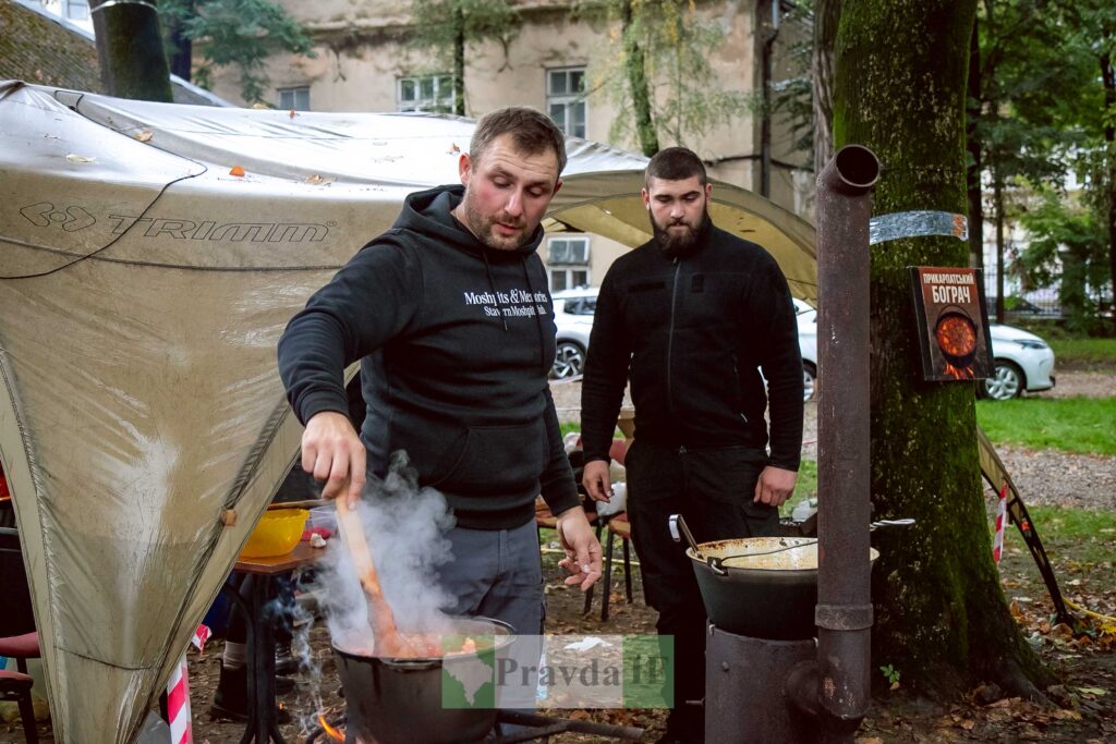 Готування бограча на відкритому повітрі, двоє чоловіків.