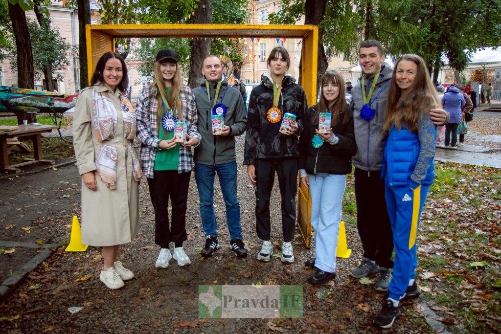 Група людей під час вуличного заходу.