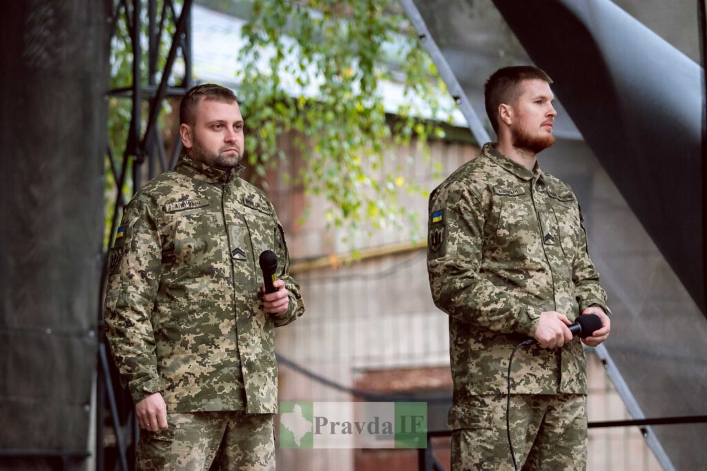 Українські військові на сцені з мікрофонами.