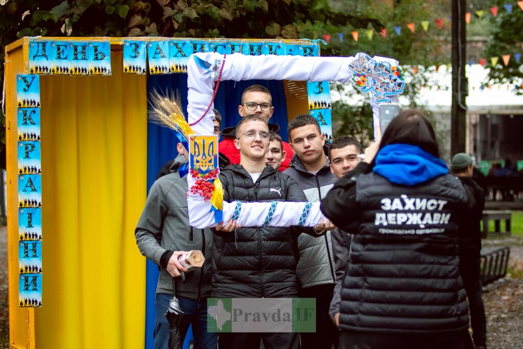 Святкування Дня захисника України на природі.