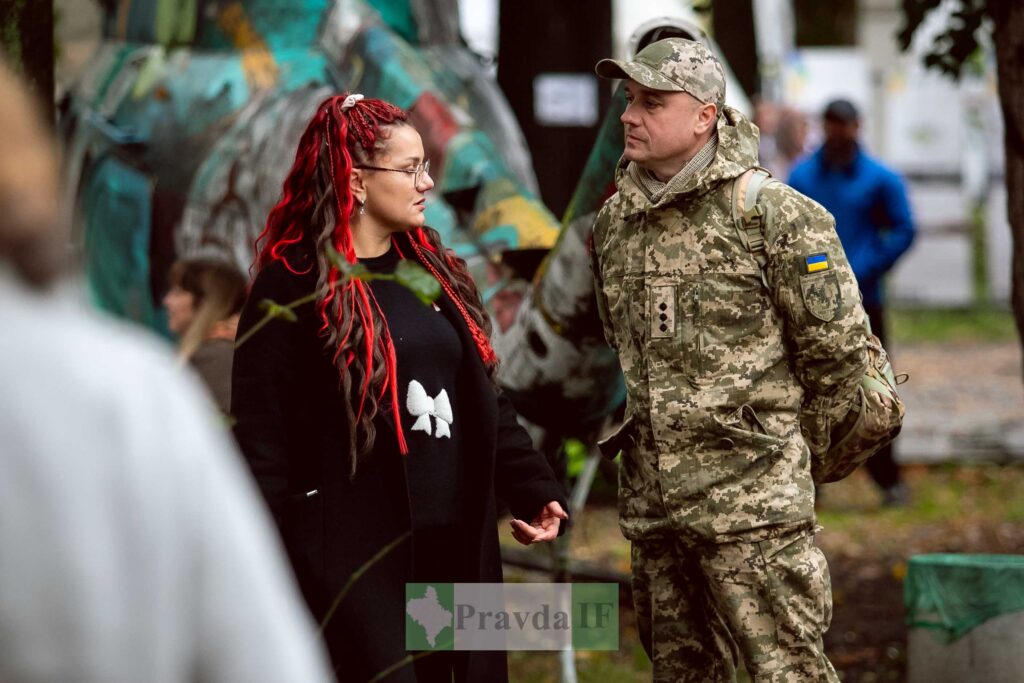 Військовий в формі з українським прапором