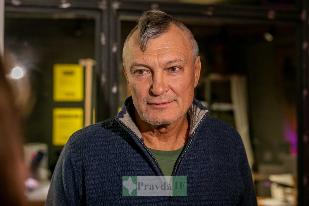 Чоловік із незвичайною зачіскою у приміщенні.