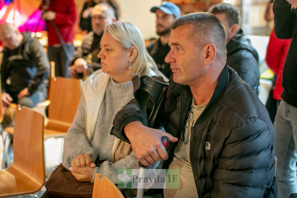 Люди на зустрічі, чоловік з милицею