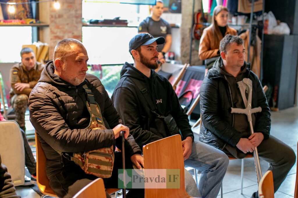 Люди сидять на заході у залі