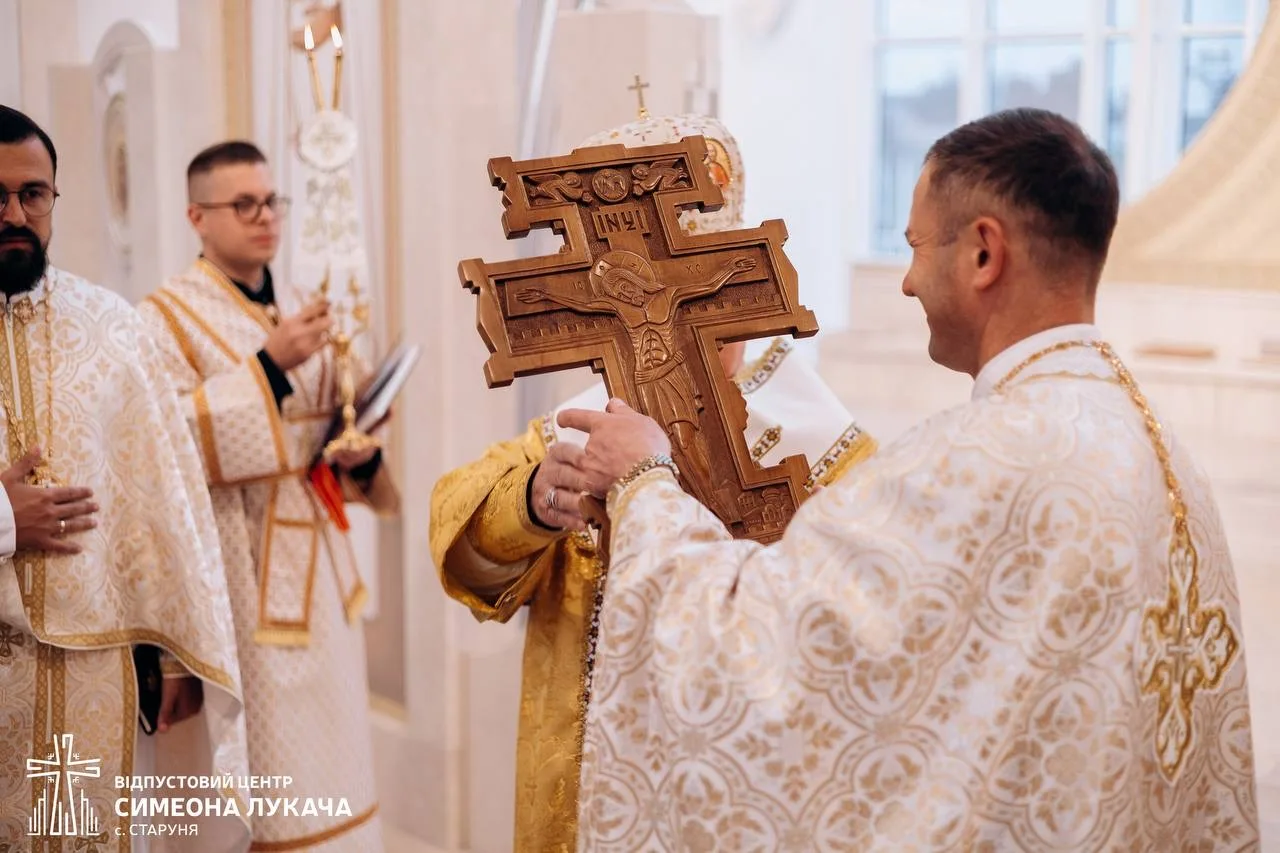 У Старуні передали частину Хреста Господнього для вшанування