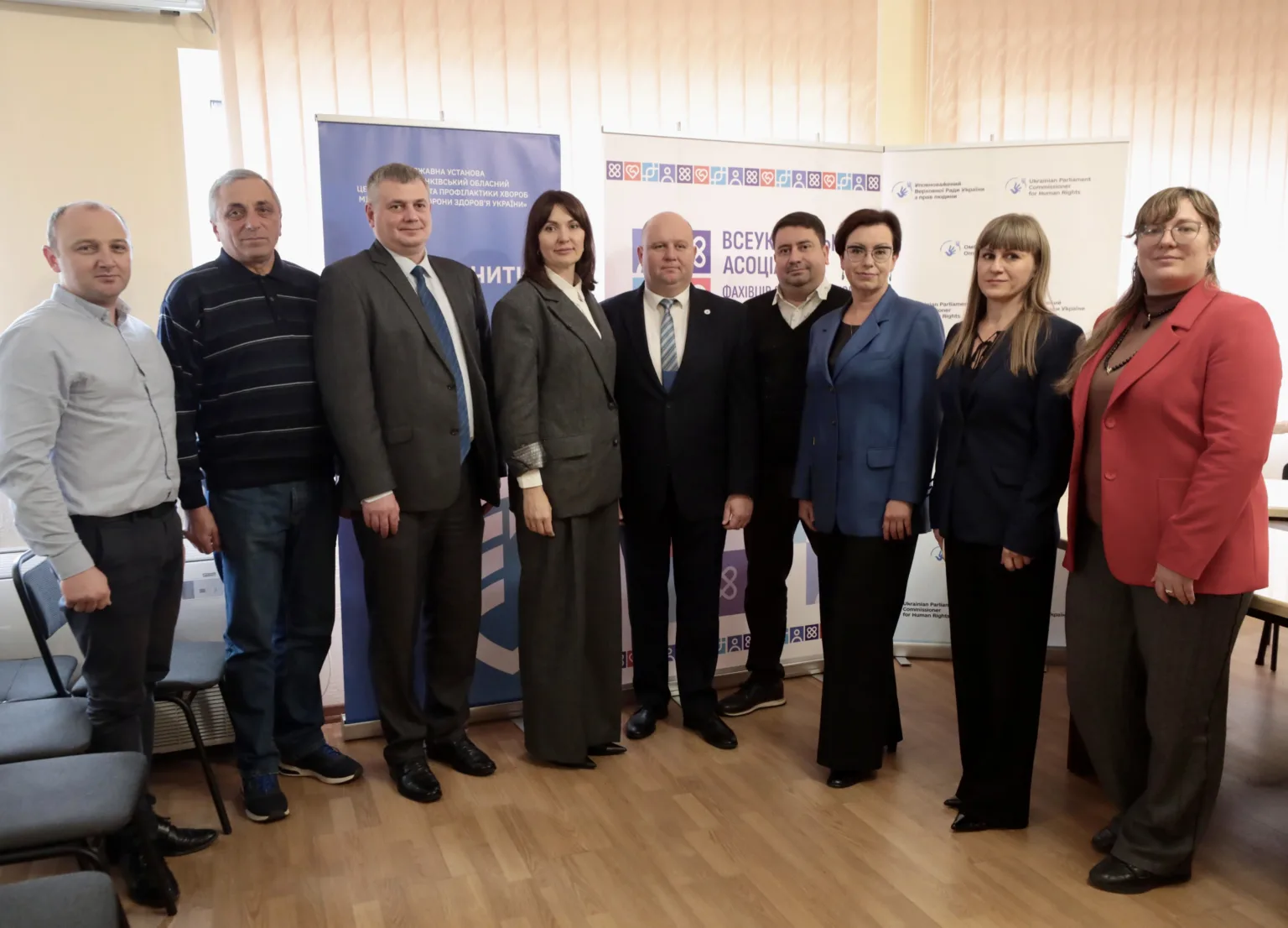 Група людей на офіційному заході в Україні