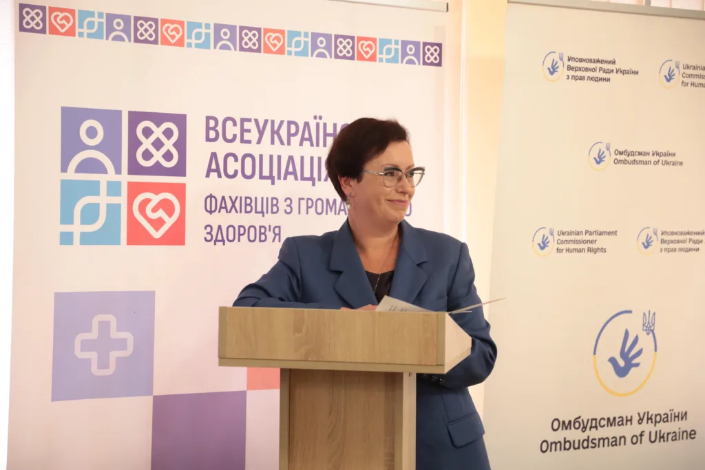 Жінка виступає на конференції з громадського здоров'я