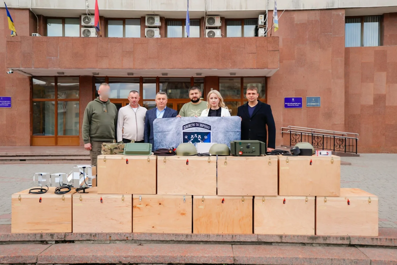 10 сучасних РЕБів передали з Івано-Франківська на фронтЗагальна вартість обладнання — понад 2,3 млн грн. Його придбано в рамках програм підтримки військових формувань краю. Сучасні засоби РЕБ посилять захист особового складу під час виконання бойових завдань та підвищать ефективність роботи підрозділів.