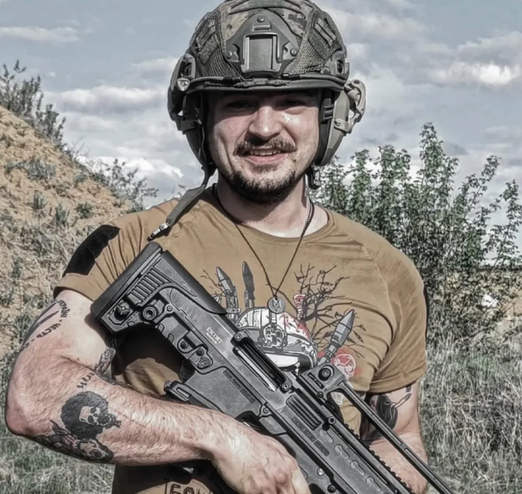 Військовий із гвинтівкою на відкритій місцевості