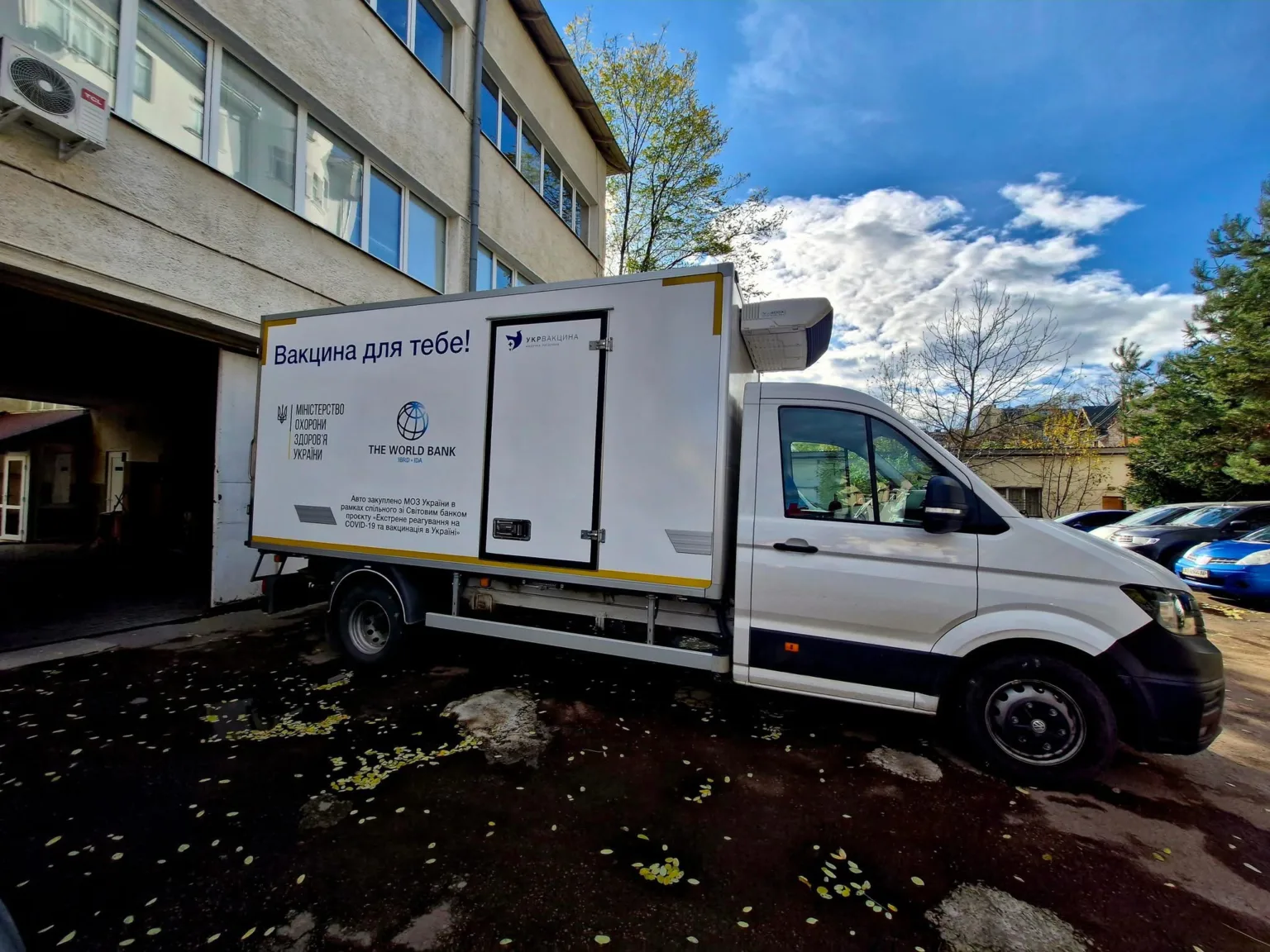 Вантажівка з написом Вакцина для тебе