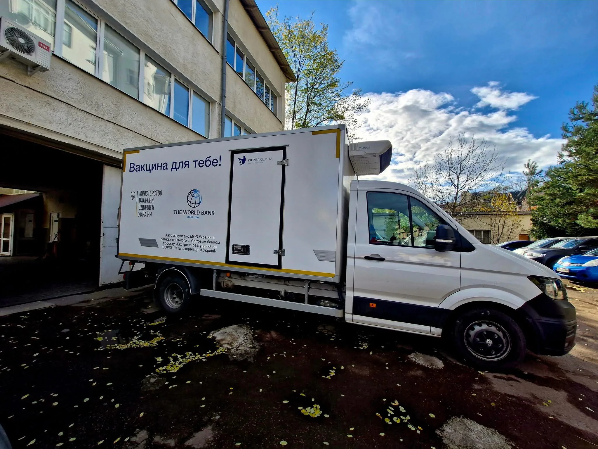 Вантажівка з написом Вакцина для тебе