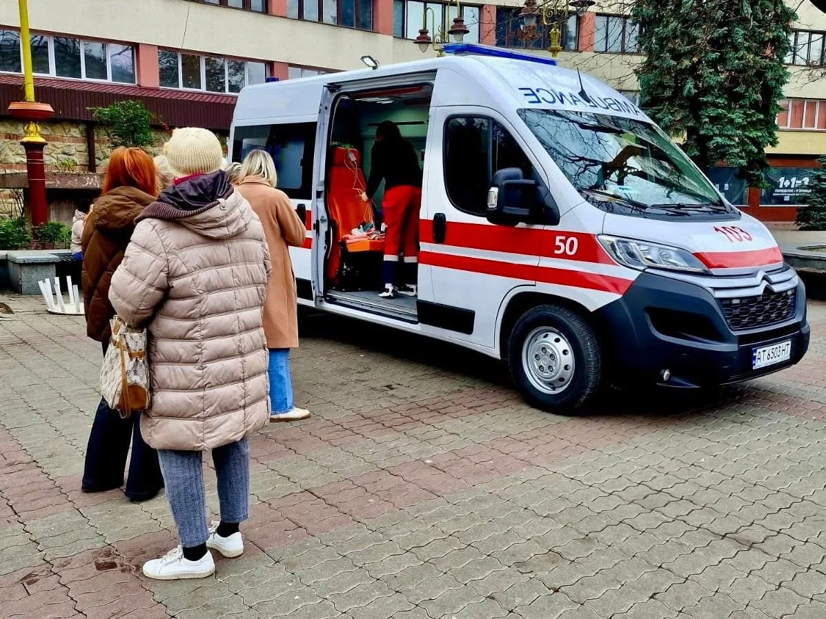 Люди біля карети швидкої допомоги на вулиці