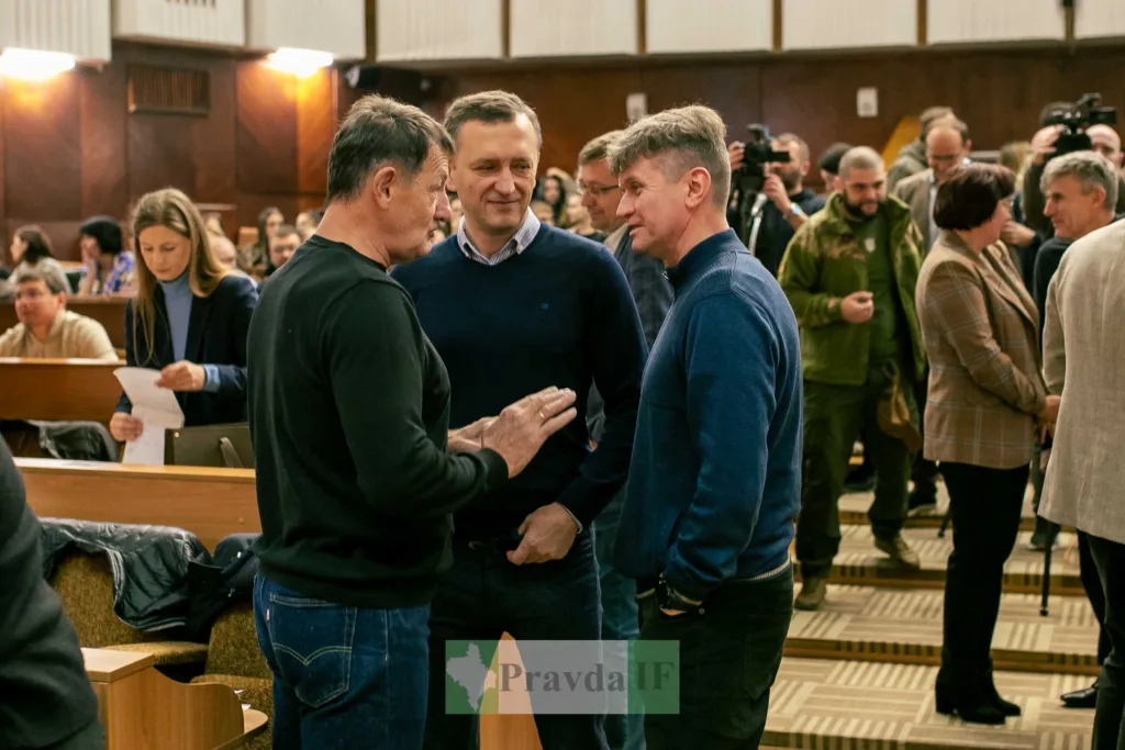 Люди спілкуються під час зустрічі в залі