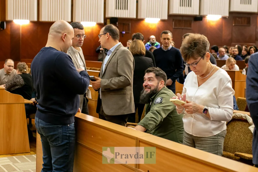 Люди спілкуються у залі під час засідання