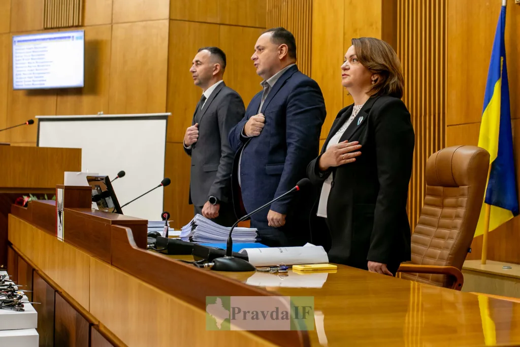 Депутати стоять у сесійній залі під час засідання