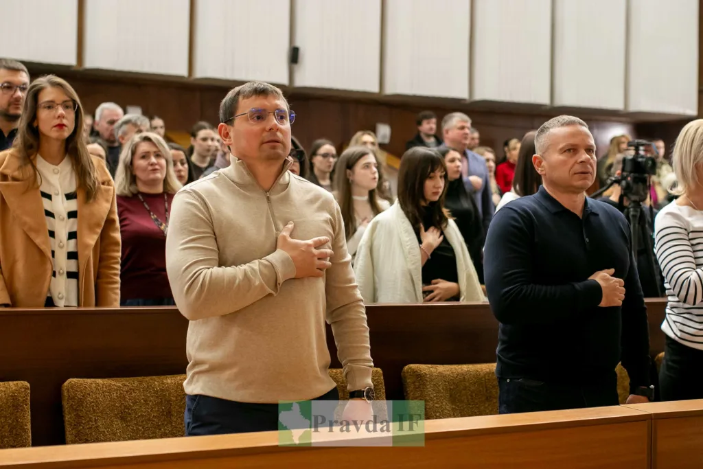 Люди стоять і тримають руку на серці