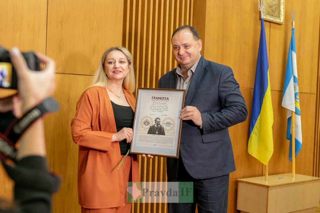 Вручення грамоти у міській ратуші