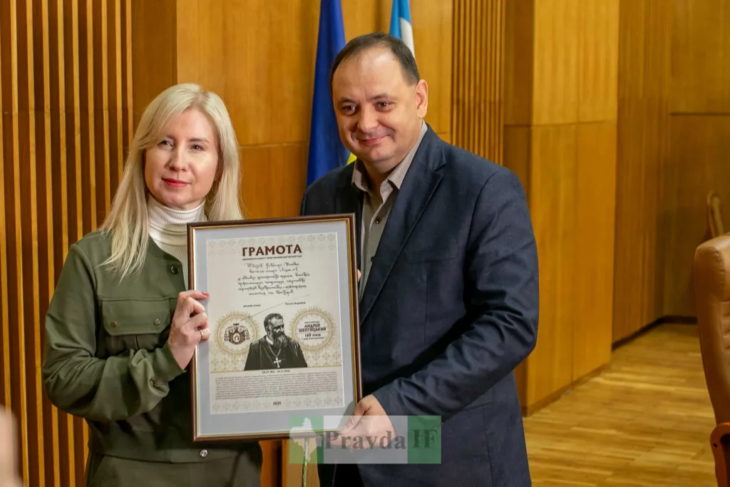 Жінка отримує грамоту під час церемонії нагородження