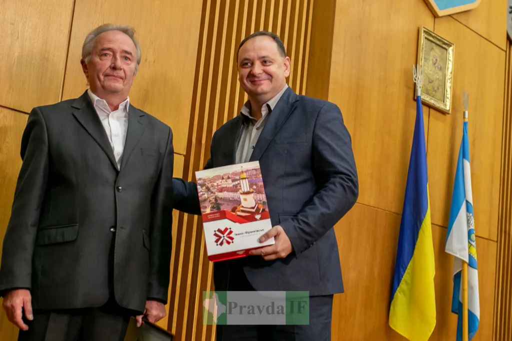 Двоє чоловіків на офіційній церемонії в Україні